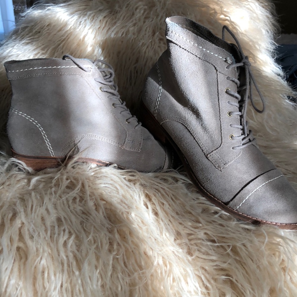 Women’s size 6 lace up ankle booties